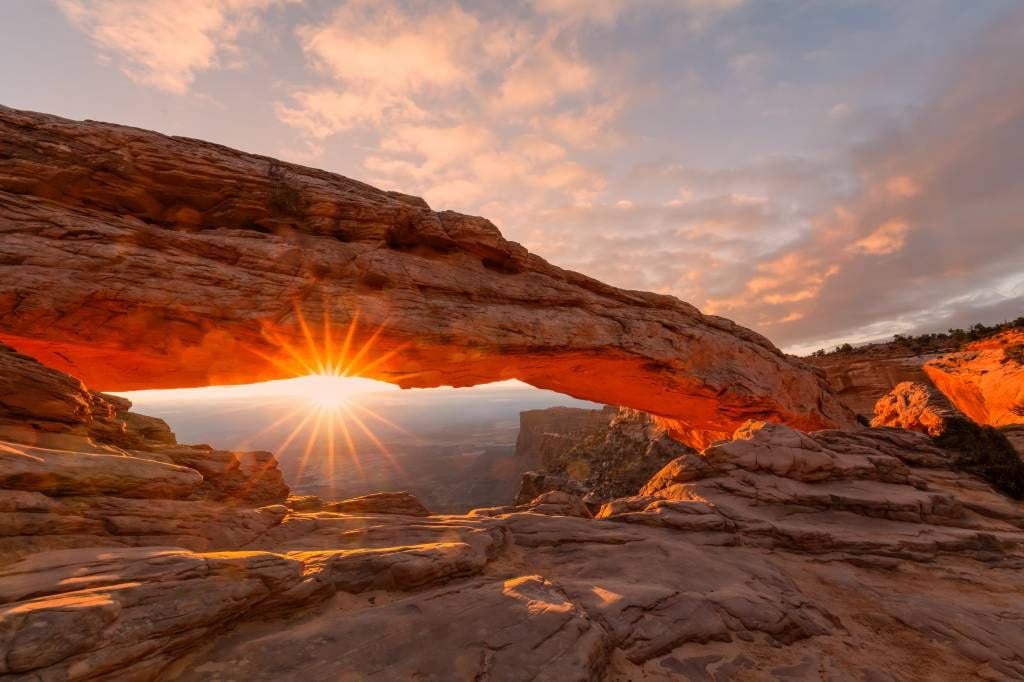 Coucher de soleil sous les rochers