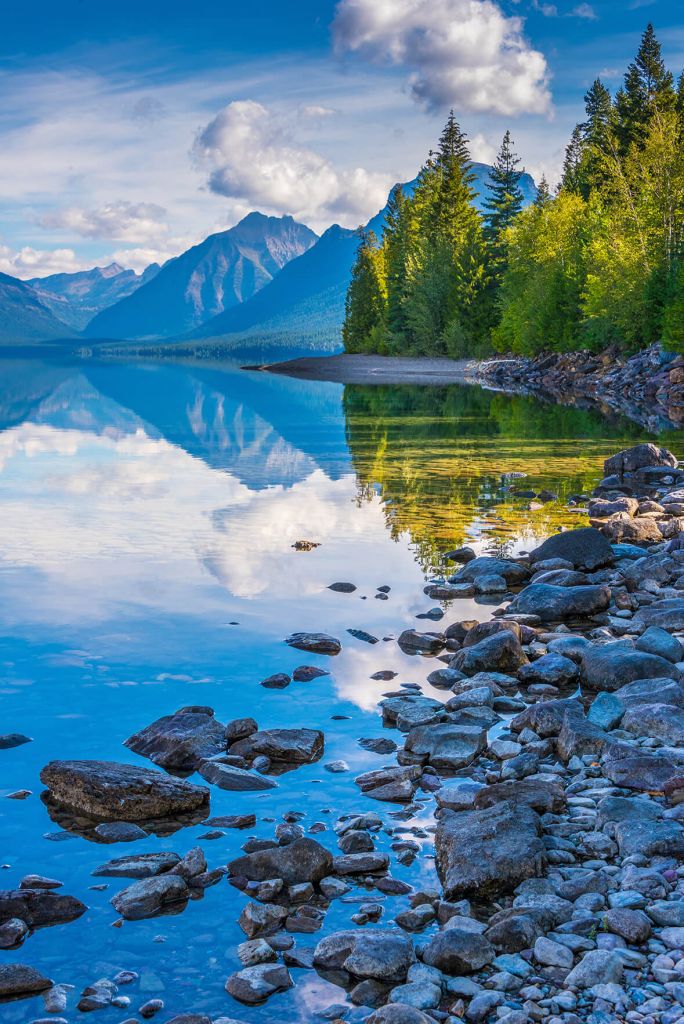 Lac et montagnes