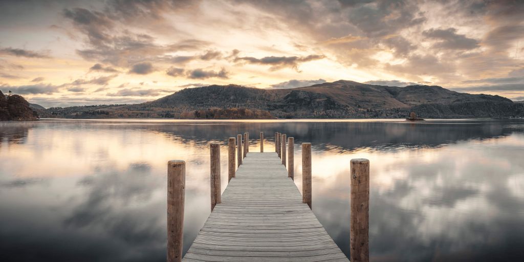 Jetée en bois sur un lac